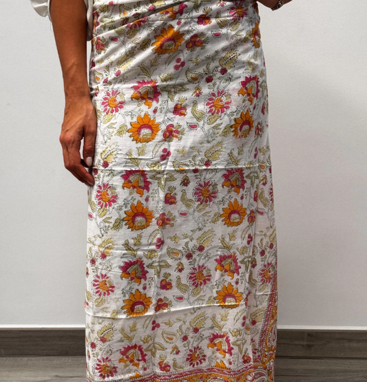 Pareo in mussola di cotone, tessuto stampato a mano. Fantasia floreale.A51